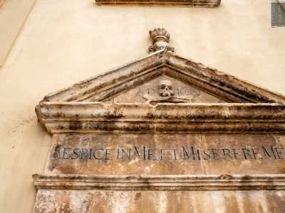 Costruita tra il 1669 e i primi anni del Settecento, sulla facciata di colore giallo presenta macabri decori e iscrizioni che richiamano altri templi simili del barese